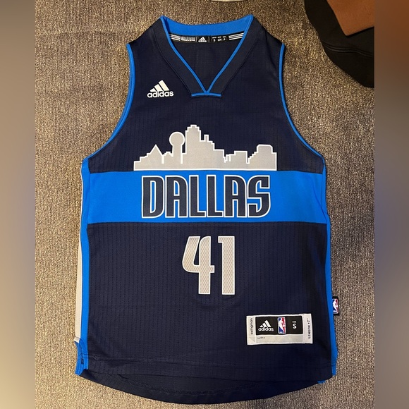 DIRK NOWITZKI SWINGMAN YOUTH JERSEY SIZE SMALL - Picture 1 of 6